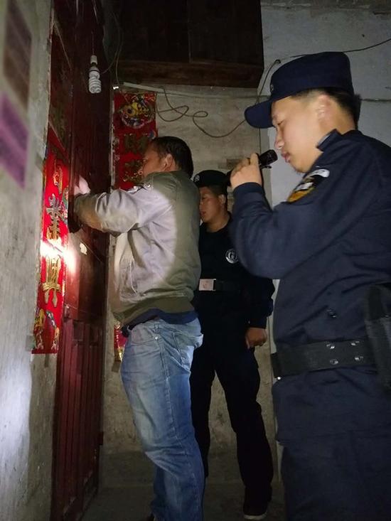 贵港粗心妈妈误将幼女锁家中 民警全城寻开锁师傅开门