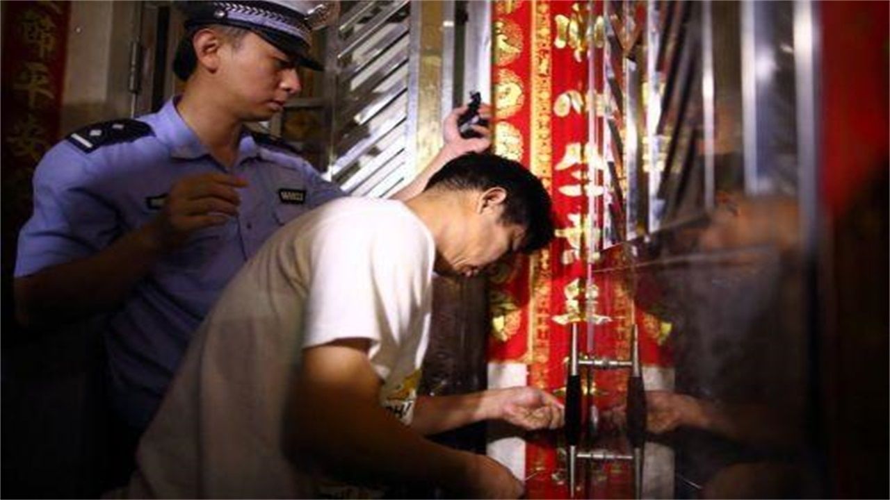 贵港请开锁师傅开了锁后，师傅为什么一般都不进门，就算主人请也不进去？